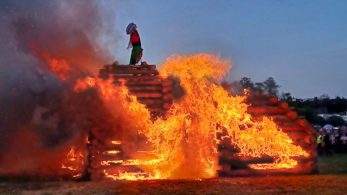 Hasiči u Mladé Boleslavi sami zapálili obrovský čarodějnický oheň a hlídali jej